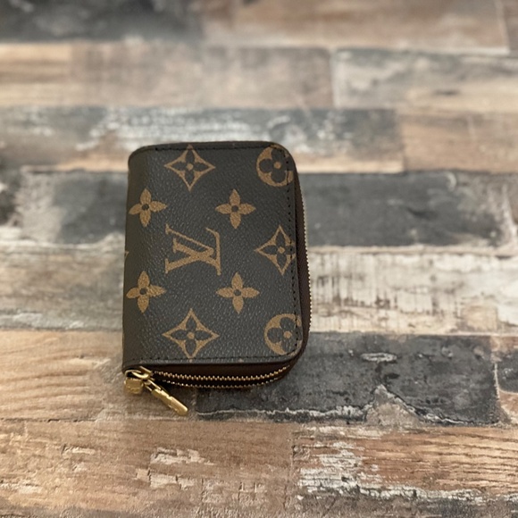 Louis Vuitton Monogram 6 Key Double Zipper Key Wallet. - Picture 5 of 8